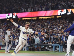 【MLB】“お祭り男”キケ・ヘルナンデス、大谷翔平ら主催の食事会を満喫　鉢巻を巻いてもらいポーズ→大将におじぎで感謝伝える 画像