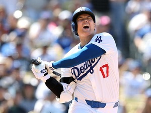 【MLB】「うおおお！」大谷翔平が思わず絶叫、抜けたシンカーが顔面付近を通過する“アクシデント”に驚愕の表情見せる 画像