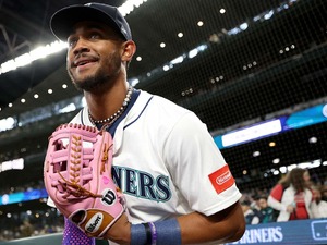 【MLB】「今週のスーパープレー集」前代未聞、外野手2人の連携本塁打キャッチ　イチロー“愛弟子”フリオの好捕連発ほか【5月11日～17日】 画像