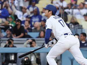 【MLB】大谷翔平、元同僚右腕から強烈“172キロ”右前打　ベース上でマウンドへ思わず「ニヤリ」 画像