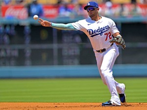 【MLB】守備職人ロハス、ドジャース敗因“守りの乱れ”を分析　勝敗を分けた「新人の悪送球」を責めるのではなく…… 画像