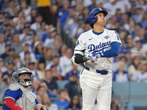 【MLB】大谷翔平、衝撃のWS2号直後の1枚に公式注目「オオタニのバットを探して」　CY賞右腕からの一打に本拠地熱狂 画像