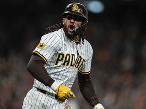 【MLB】大谷翔平の初球スイーパーに手を出して併殺打……満塁のチャンスを潰したタティスJr.に批判の声　公式サイトも「もういい加減にして」 画像