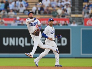 【MLB】本当に引退するの？マウンドの佐々木朗希も思わず仰天、37歳ロハスのアクロバティックな「スーパープレー」 画像