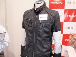 【ウェアラブルEXPO15】帝人と関西大学、世界初の「生地で動きをデータ化する圧電ファブリック」を披露 画像