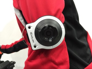 カシオ、セパレートタイプのFR-10…アクティブな撮影シーンを想定、自転車乗りにも提案 画像