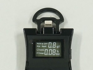 スマホから給電して使えるアルコールテスターが登場 画像