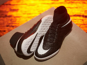 ナイキ、フットボールXシリーズに少人数制ゲーム向け「ハイパーヴェノムX」 画像