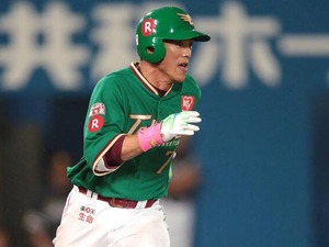 【プロ野球】楽天・松井稼、2000本安打達成「東北のファンの前で打てて嬉しい」 画像