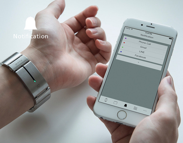 バンド部分がバイブしたり光ることで着信やメールを通知
