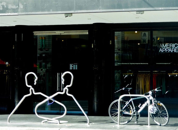 ファッションの先端、ランドルストリートと呼ばれる通りでは、洋服屋さんの前のバイクラックがハンガーの形になってます。