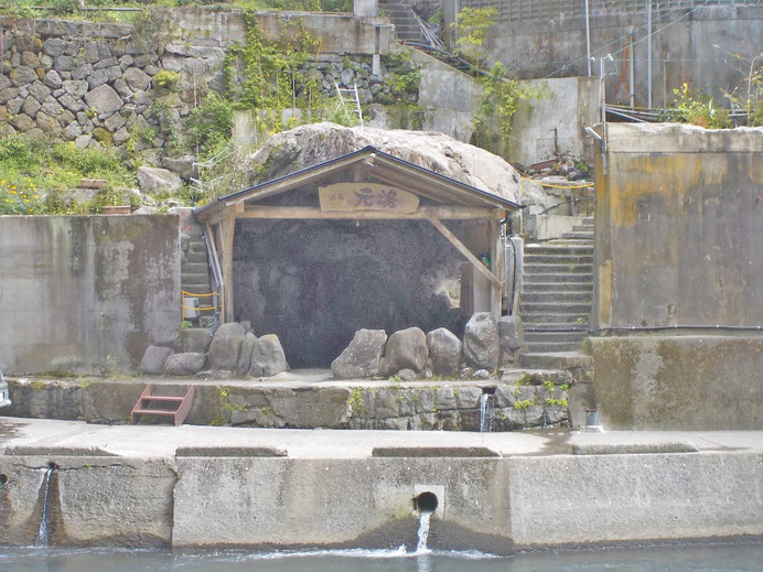杖立川の川岸にある無料の露天風呂「元湯」。混浴ゆえ思いがけない出会いも