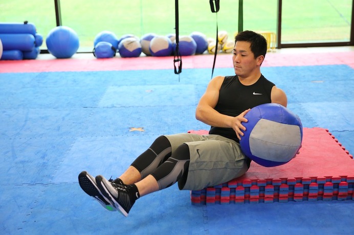 ラグビー日本代表・小野晃征選手の練習。体幹トレーニングも欠かさない