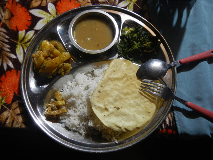 ネパールで有名なダルパッド（これを混ぜながら右手で食べます）