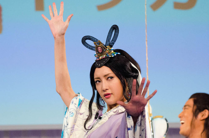 auが2016年Spring発表会を開催。CMで乙姫を演じる菜々緒が「パッカーンからの…5ギガ、ドッカーン！」とアピール（2016年1月12日）