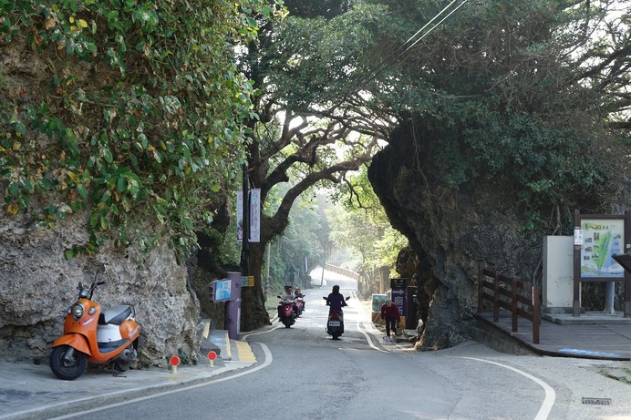 島を一周する道。多くの観光客はレンタルしたオートバイを利用する