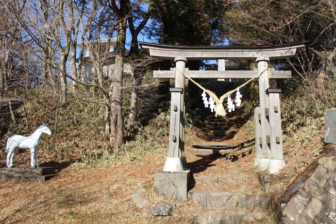 八溝神社の鳥居。あっけなく頂上に着く