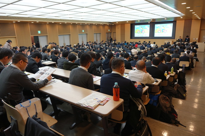 キャンパスプラザ京都の講義室を埋め尽くした参加者。関心の高さがうかがえる