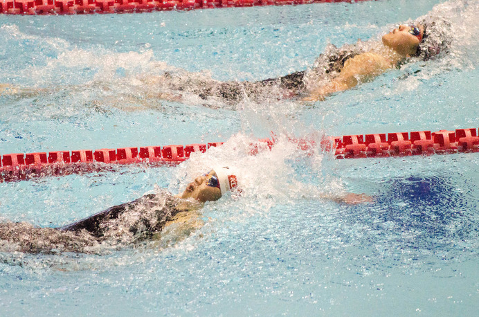 コナミオープン女子50m背泳ぎ決勝で泳ぐ泉原凪沙選手（2016年2月21日）