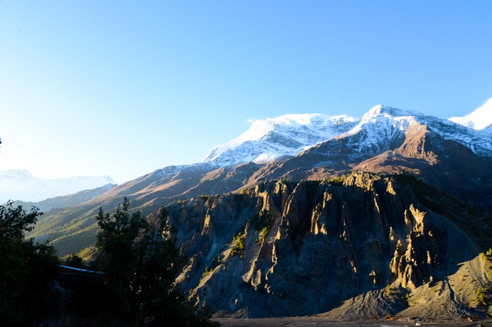 秋のネパールでは山の山頂付近ではすでに雪が。