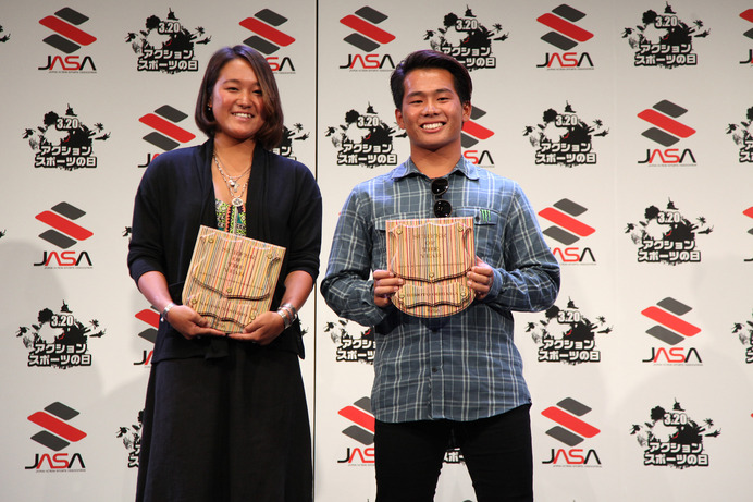 サーフィンの田代凪沙（左）と大原洋人がJAPAN ACTION SPORTS AWARDSを受賞