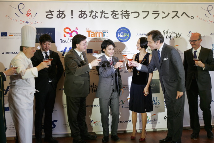 自転車ロード選手の新城幸也とフリーアナウンサーの中村江里子がフランス観光親善大使に就任