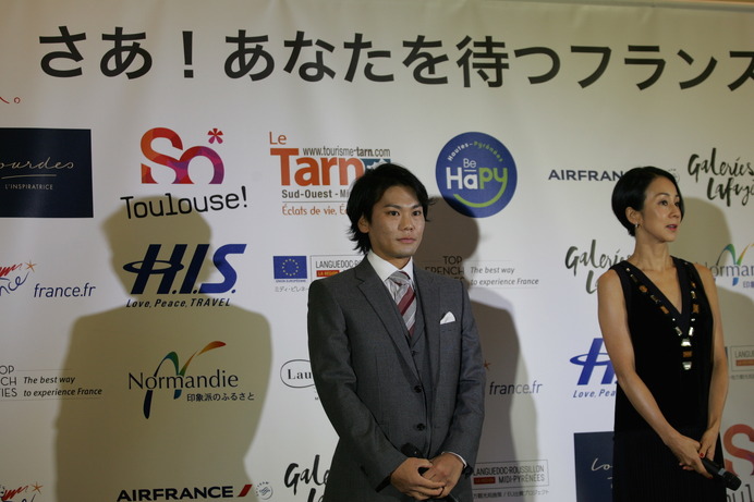 自転車ロード選手の新城幸也（左）とフリーアナウンサーの中村江里子がフランス観光親善大使に就任