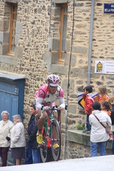 　フランス北西部で開催されているツール・ド・ブルターニュは4月26日、トルフィユ～フジェール間153.3kmで第2ステージが行われ、レース序盤から2人で逃げたジュリアン・フシャール（フランス、コートダルモール）がそのまま逃げ切って勝利した。EQA・梅丹本舗は、清水