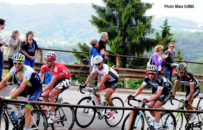 ジロ・デ・イタリア第14ステージの新城幸也。落車時に壊れたのか、自転車を交換している