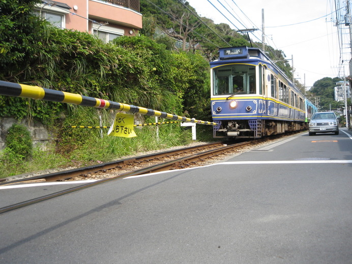 江ノ島電鉄。稲村ガ崎から極楽寺までのルートは江ノ電と並行して走る。サイクリングなら車窓とはまた違う景色が堪能できる