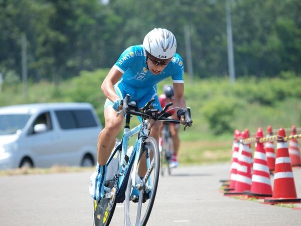　日本学生自転車競技連盟が主催する第21回全日本学生個人ロードタイムトライアル自転車競技大会は、6月21日に秋田県大潟村ソーラースポーツラインで男子の部が行われ、280選手がエントリーする中、西薗良太（東京大学）が40分57秒911（平均時速44.14km）で初優勝した。