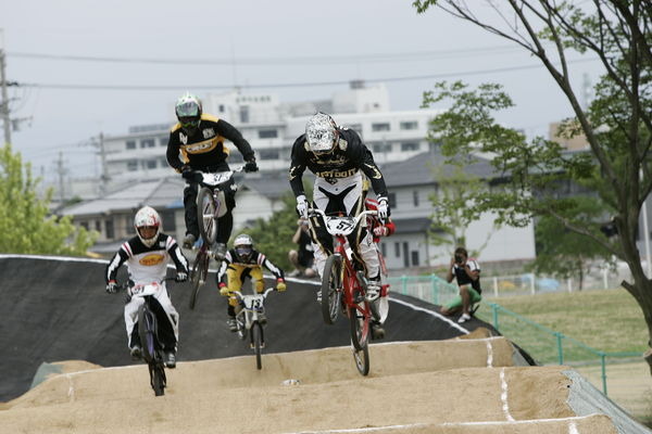 　2009UCI大阪・堺国際BMX選手権大会、オセアニックシリーズ第10戦が大阪府堺市の府営大泉緑地公園サイクルどろんこ広場BMXコースで6月21日に開催され、北京オリンピック代表の阪本章史や、08世界選手権ファイナリストの古性優作が登場。世界レベルの技術を大幅にリニュ