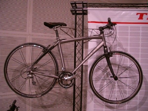 トレック・ジャパンは、2006年モデルの自転車を発表した。「7.7FX」は、エクササイズの効果を高めるように設計された、フィットネス用のモデル。