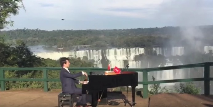中国のピアニスト、イグアスの滝でリサイタル…リオオリンピック選手のために