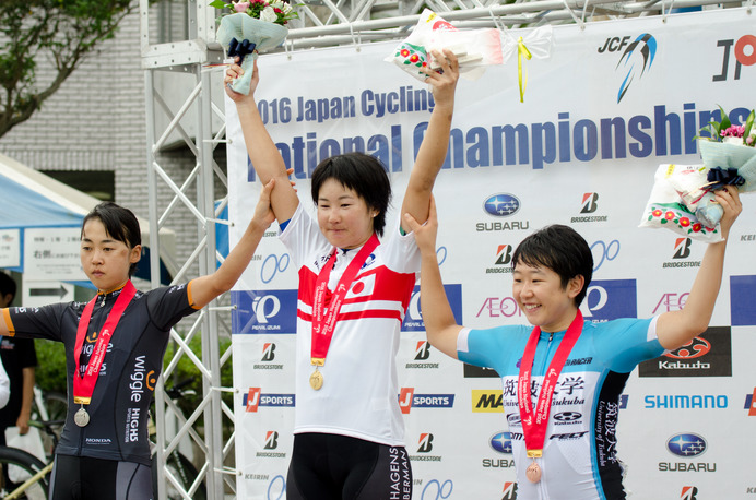 全日本選手権女子エリートロードで與那嶺恵理（中央）が優勝（2016年6月25日）