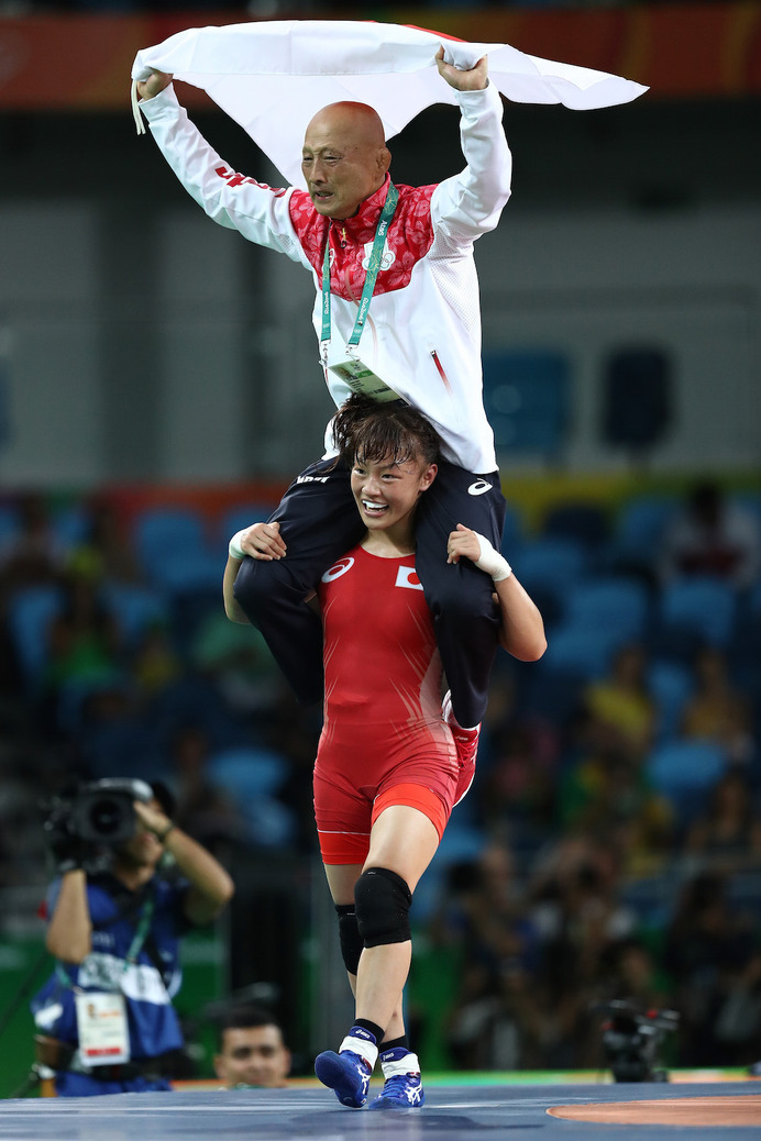 リオデジャネイロ五輪・女子レスリングで金メダルを獲得した登坂絵莉と栄和人コーチ（2016年8月17日）