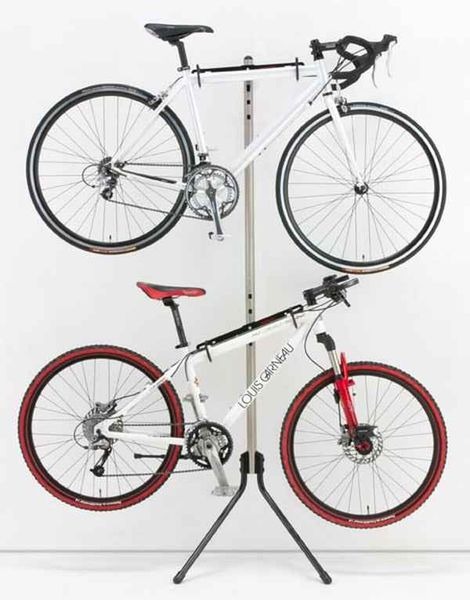 箕浦は、ディスプレイ用自転車スタンド「GRAVITY STAND（グラビティスタンド）」を発売した。壁面にもたれさせるだけのシンプルな構造で、2台の自転車を展示できる。