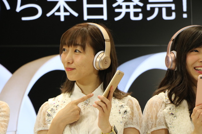 Beats Solo3 Wirelessのゴールドを着用する須田亜香里（2016年9月16日）