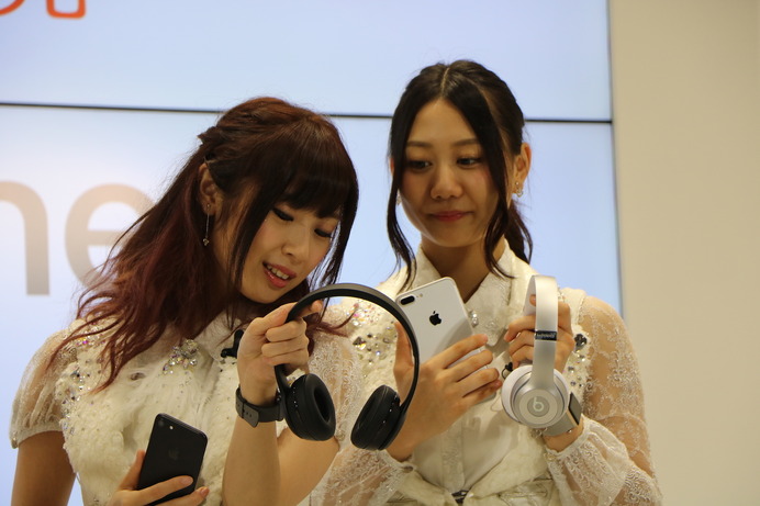 SKE48の高柳明音（左）、古畑奈和（2016年9月16日）