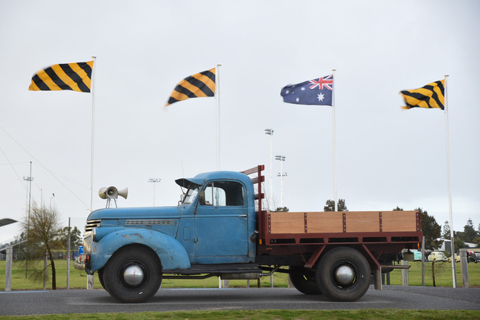 オーストラリアの国旗には古い車の方が似合ってる。。。