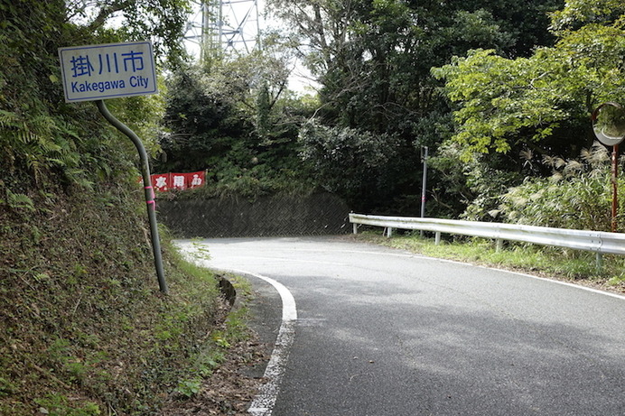 小さなアップダウンを経てたどり着いた袋井市・掛川市の市境。ここから先は昔ながらの町並みが残る横須賀まで、7kmほど下りが続く