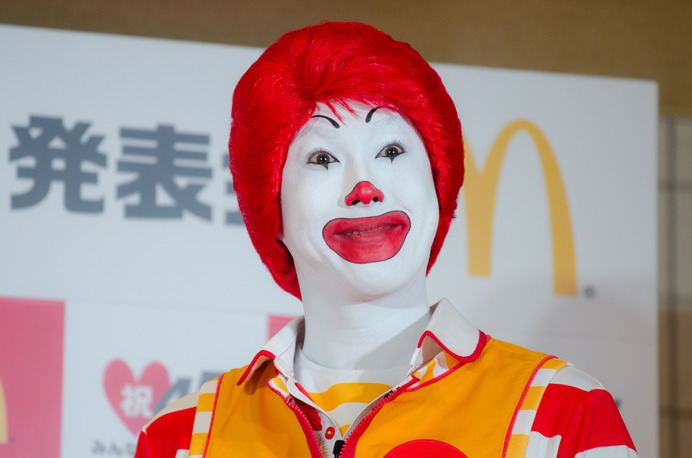 日本マクドナルド45周年記念復活商品第3弾発表会に登壇したドナルド（2016年10月26日）