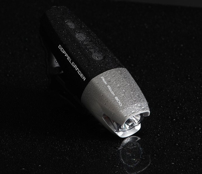 タッチパネル搭載の自転車用ライト「フリックフラッシュ800」