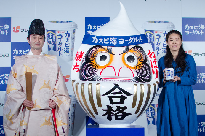 受験生ねばり勝ちイベント澤穂希（右）が『カスピ海ヨーグルト 合格応援式』に登壇（2016年11月17日）