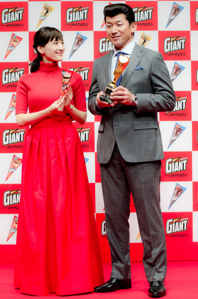 「おつかれさまです！ジャイアントコーン贈賞式2016」に登壇した綾瀬はるか（左）と三浦大輔（2016年11月20日）