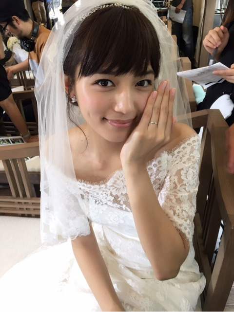 川口春奈が花嫁姿で報告「てっちゃんと結婚式」