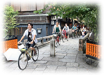 　京都の紅葉スポットを自転車でめぐる「秋の季節限定サイクリング」が京都サイクリングツアープロジェクト（KCTP）の主催で11月20日から始まり、その参加募集を開始した。最大でも12人までの少人数によるサイクリングで、京都を知り尽くしたガイドが自転車で隠れスポッ