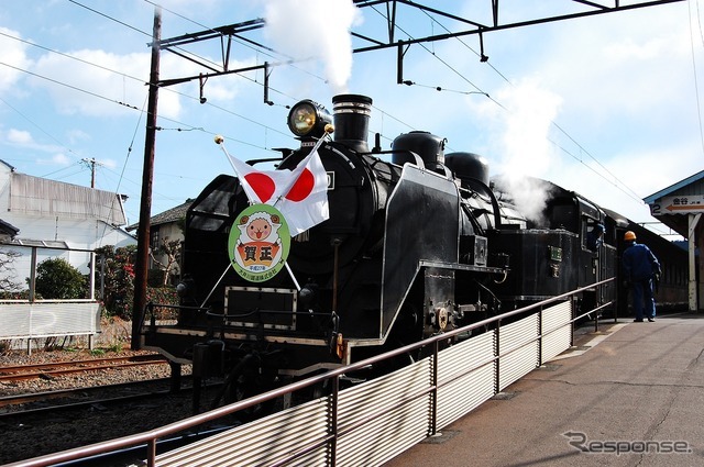 正月三が日のSL列車は国旗とヘッドマークを取り付けて運行する。写真は2015年1月1日のSL列車。