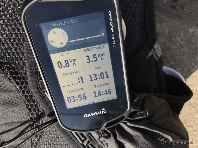ハイキング中の画面。時速、平均時速、所要時間など歩きに必要なデータが表示される