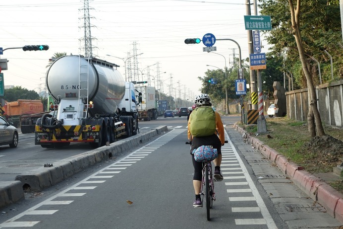 クルマとは構造分離されたレーンを、安全かつ快適に走れる台湾の幹線道路